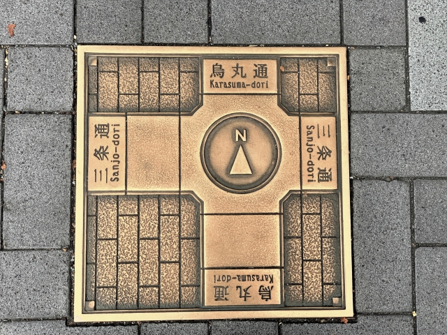 碁盤の目、京都市足元案内板